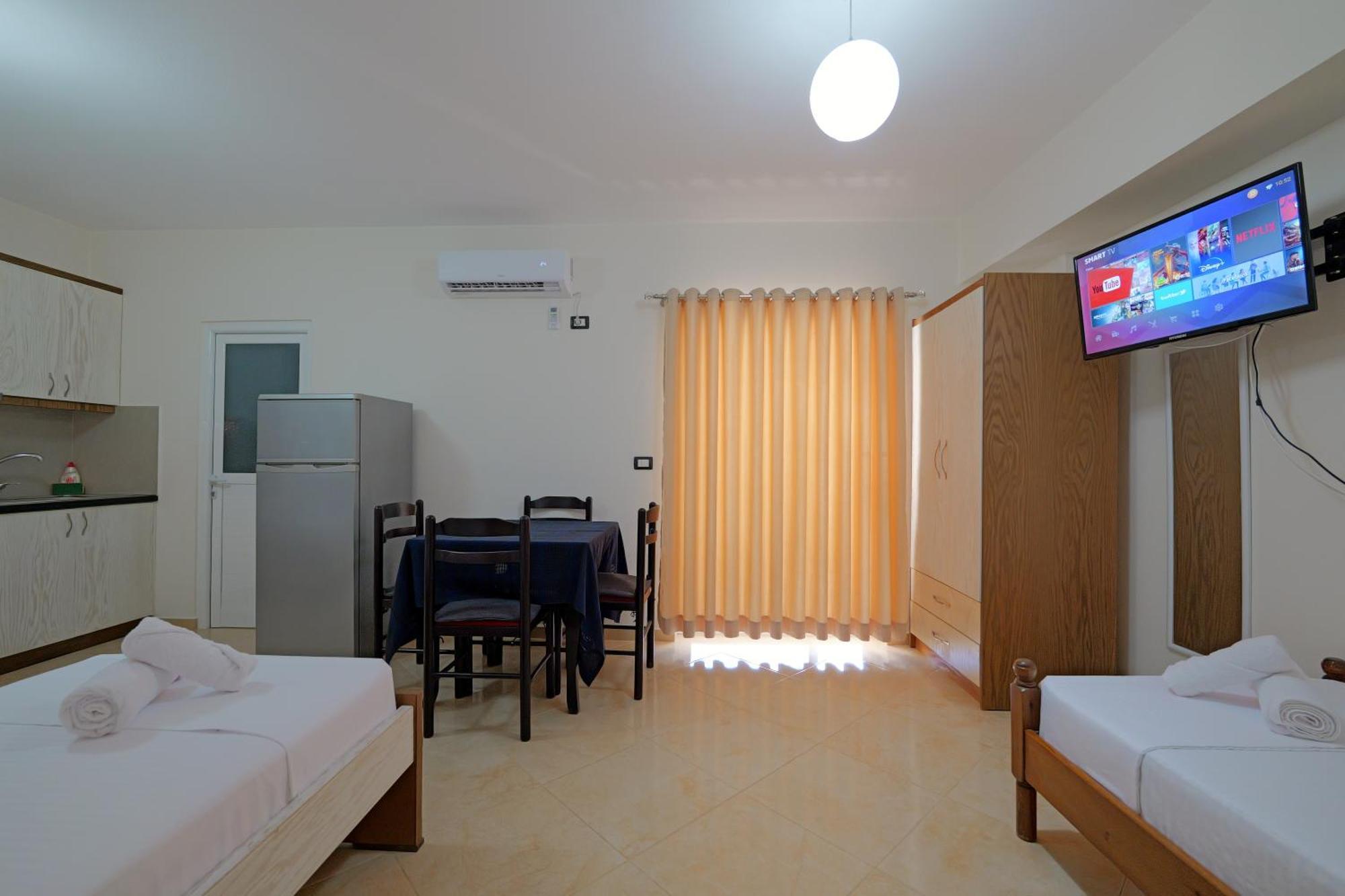 Tori's Guesthouse Ksamil Eksteriør billede