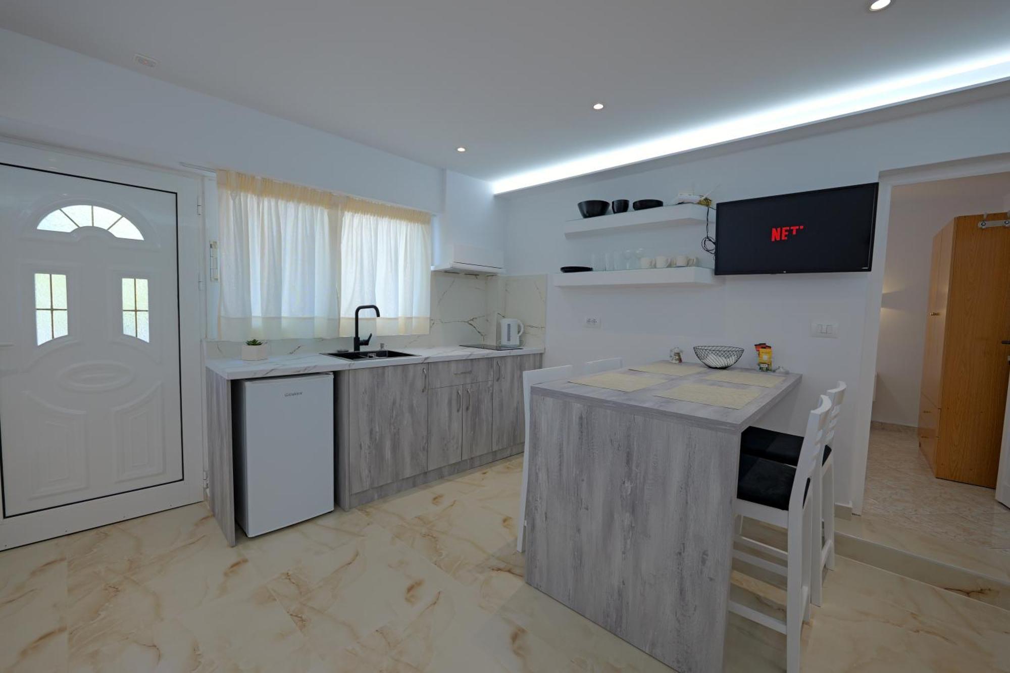 Tori's Guesthouse Ksamil Eksteriør billede