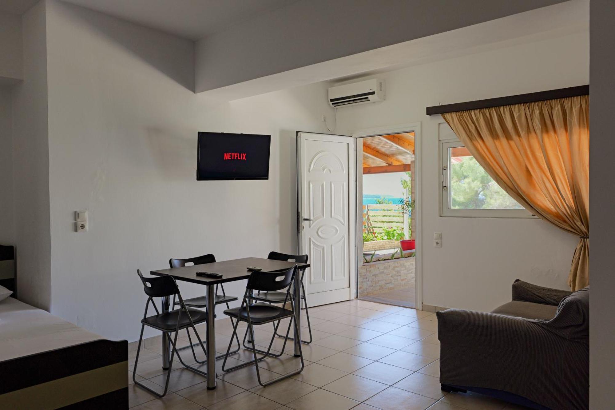 Tori's Guesthouse Ksamil Eksteriør billede