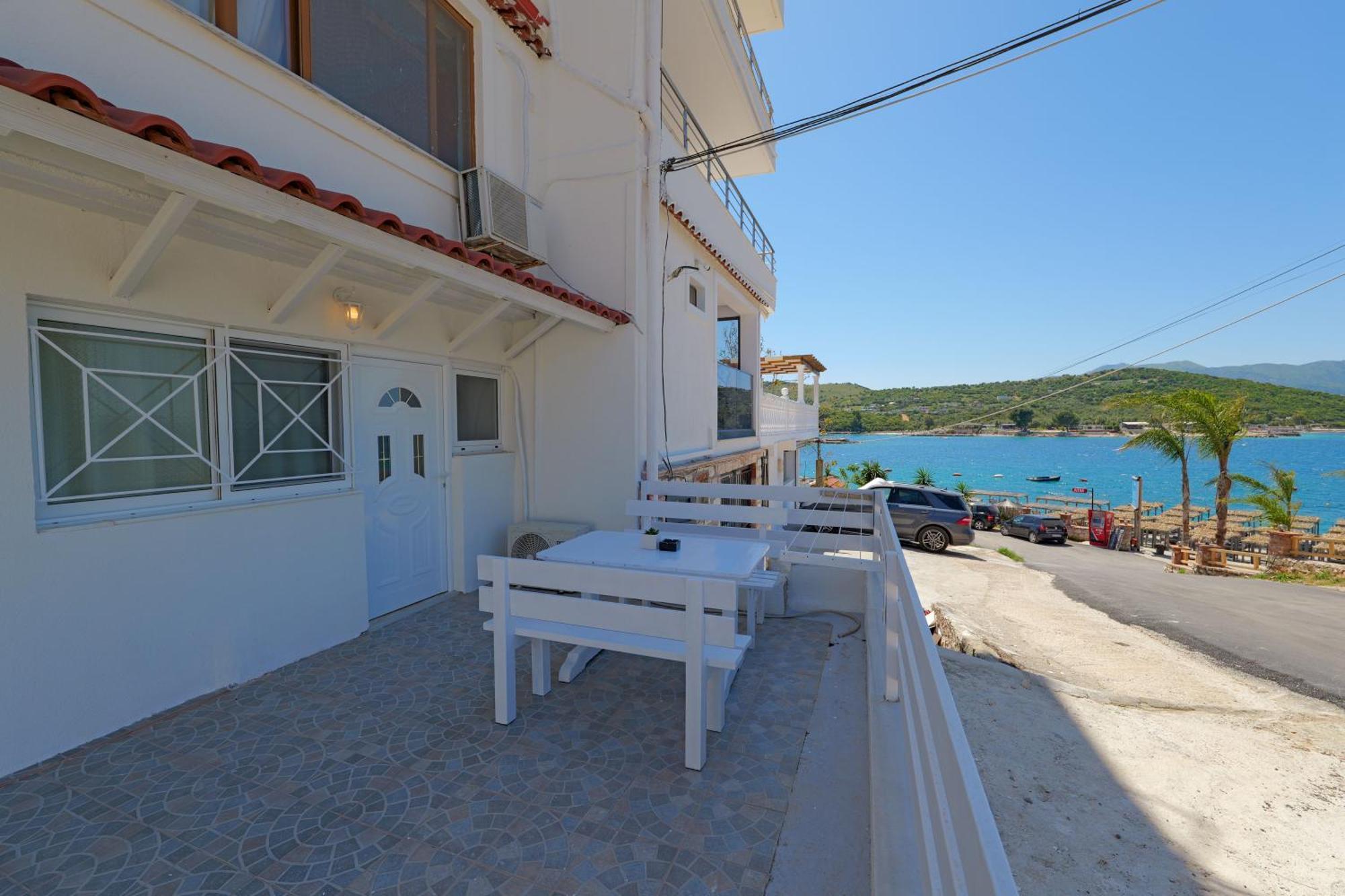 Tori's Guesthouse Ksamil Eksteriør billede
