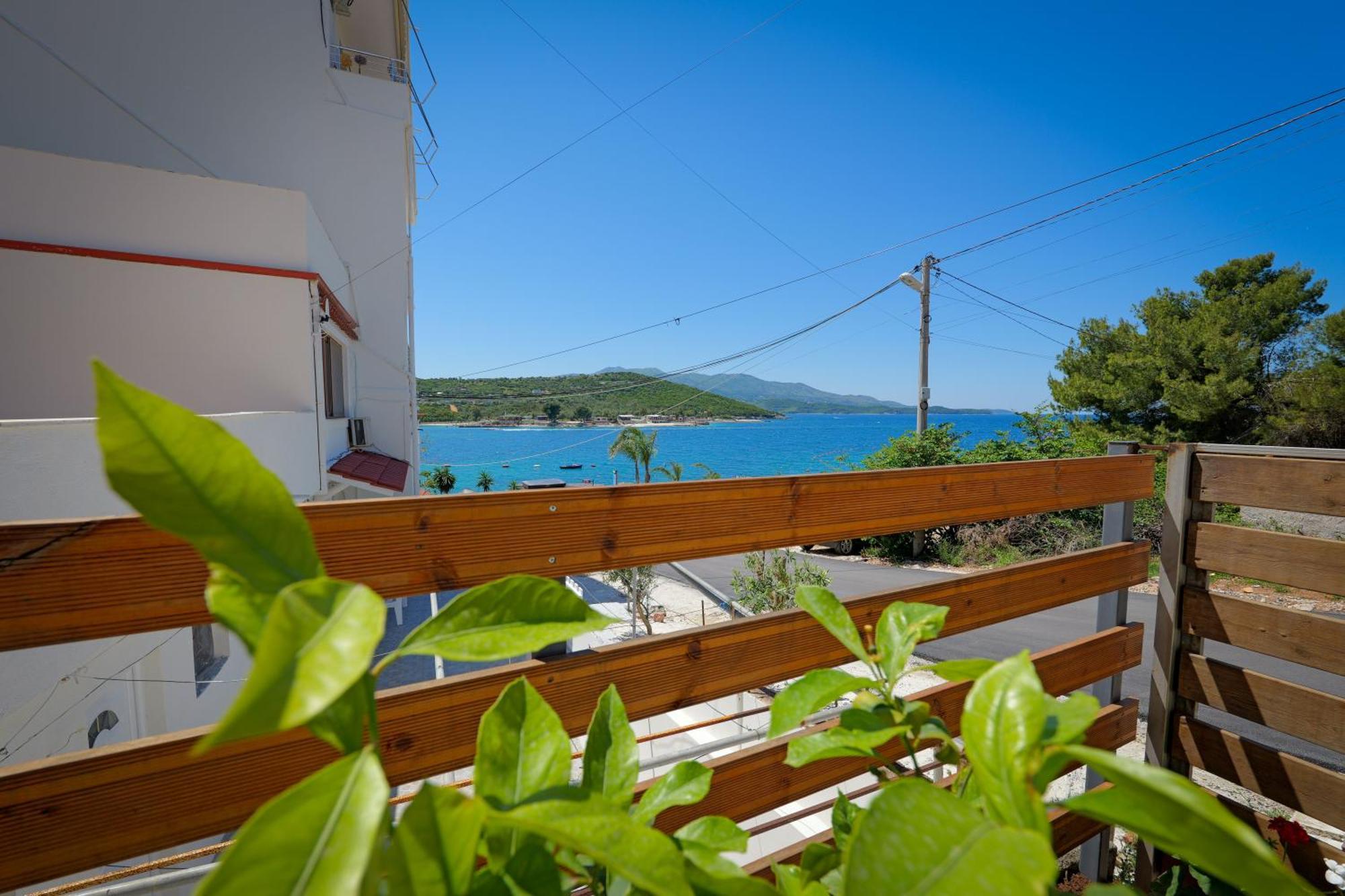 Tori's Guesthouse Ksamil Eksteriør billede