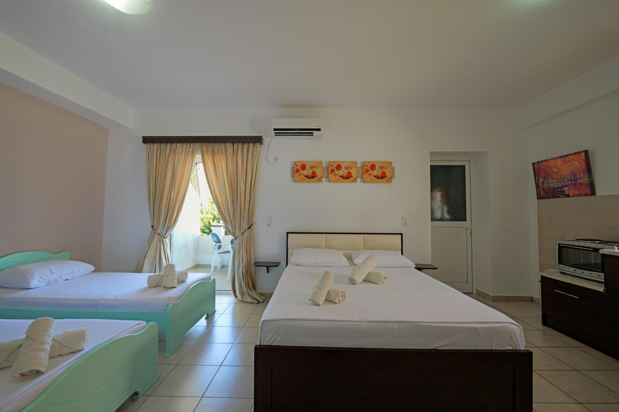 Tori's Guesthouse Ksamil Eksteriør billede