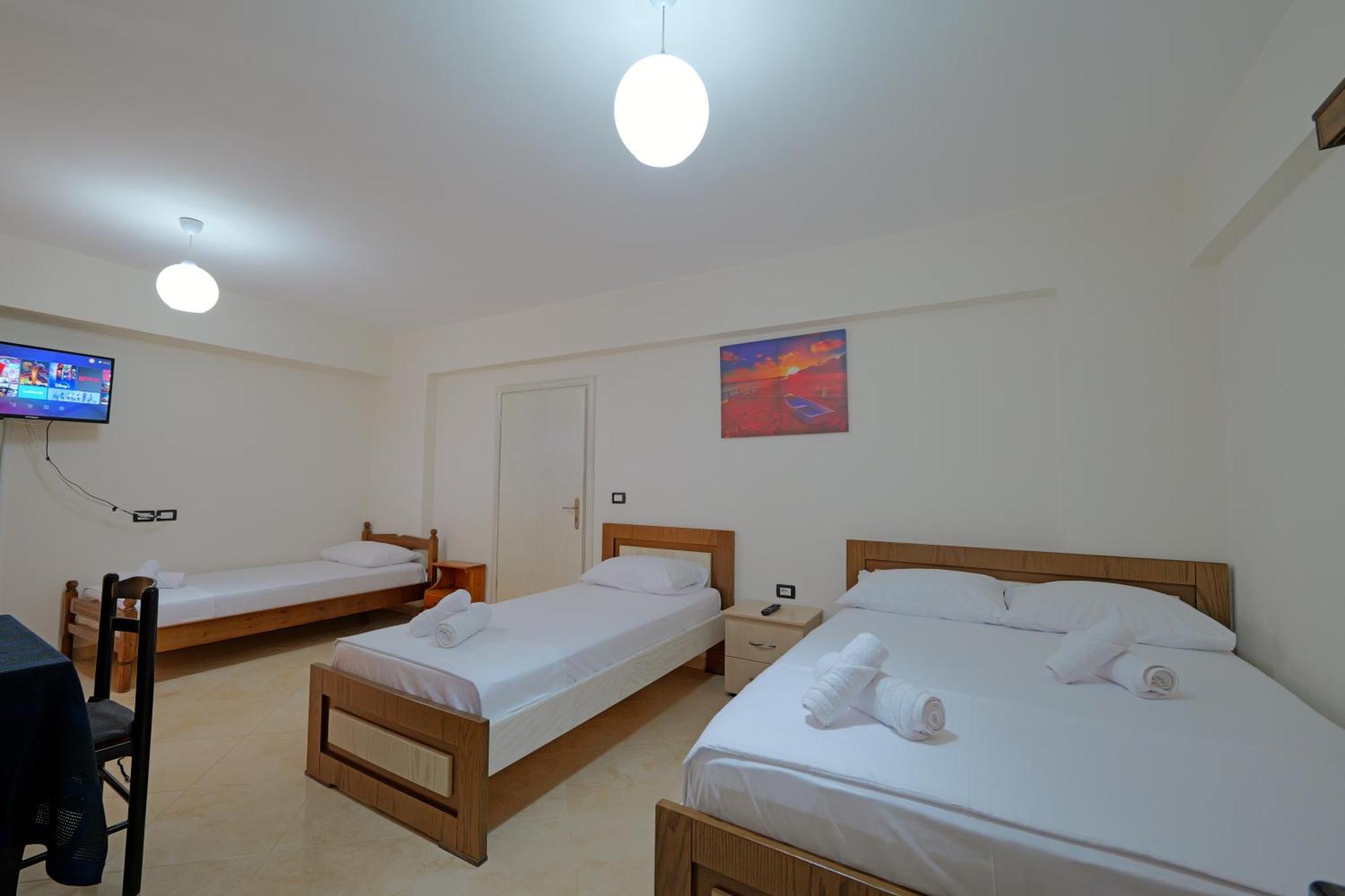 Tori's Guesthouse Ksamil Eksteriør billede