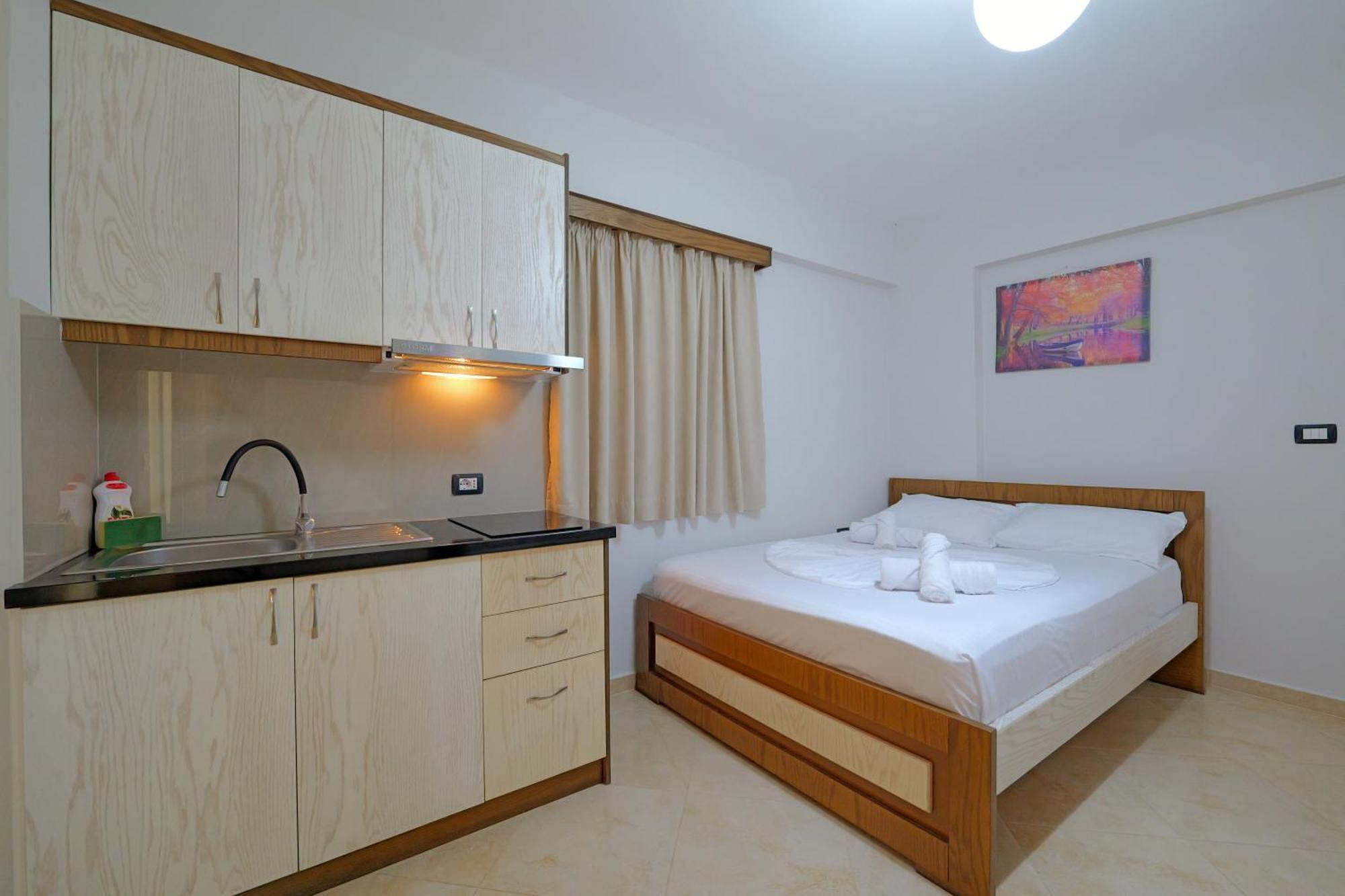 Tori's Guesthouse Ksamil Eksteriør billede