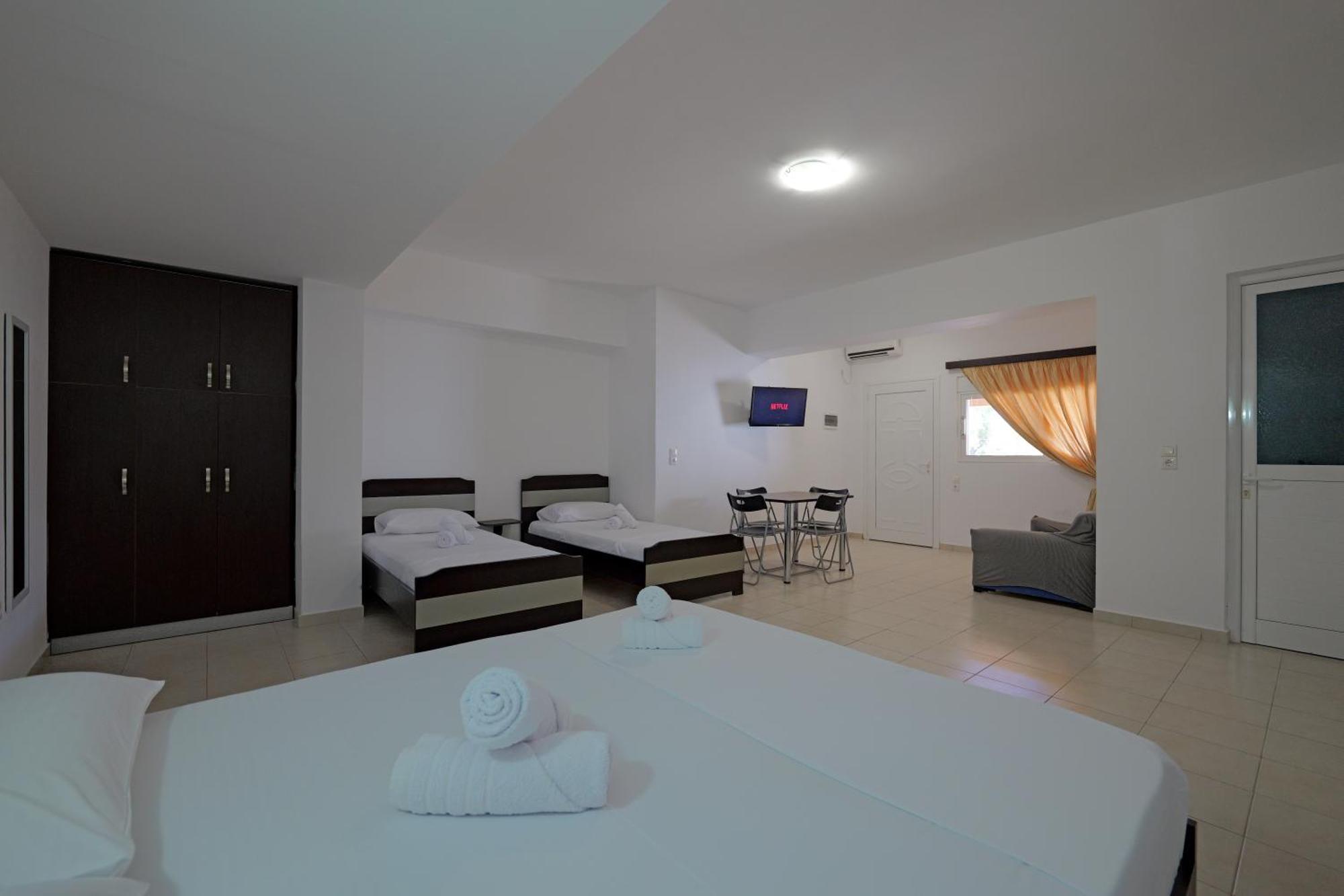 Tori's Guesthouse Ksamil Eksteriør billede