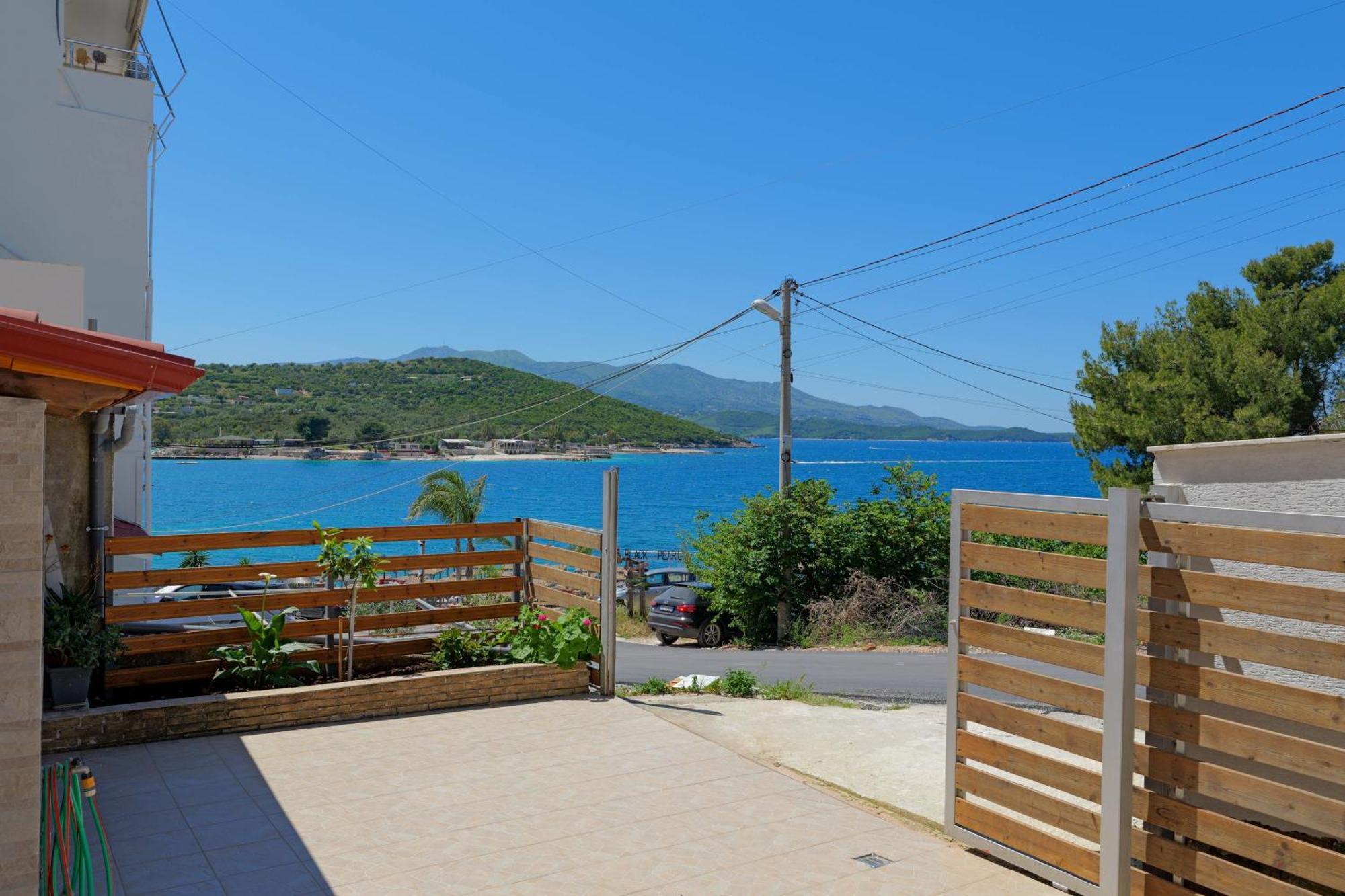 Tori's Guesthouse Ksamil Eksteriør billede